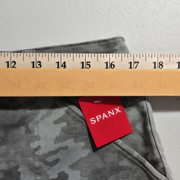 SPANX Stretch Twill Short Stone Wash Camo Women's Size XL - Picture 5 of 12